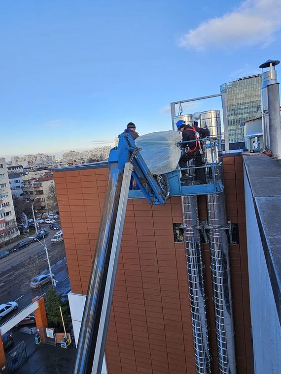 Montaj coș de fum industrial din nacelă, pe fațada unei clădiri de birouri