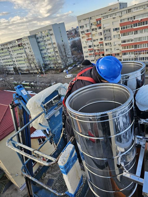 Elemente de coș de fum din inox ridicate cu nacela până la nivelul terasei