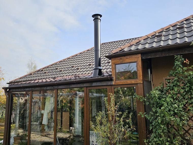 Coș de fum din inox montat la o locuință cu verandă