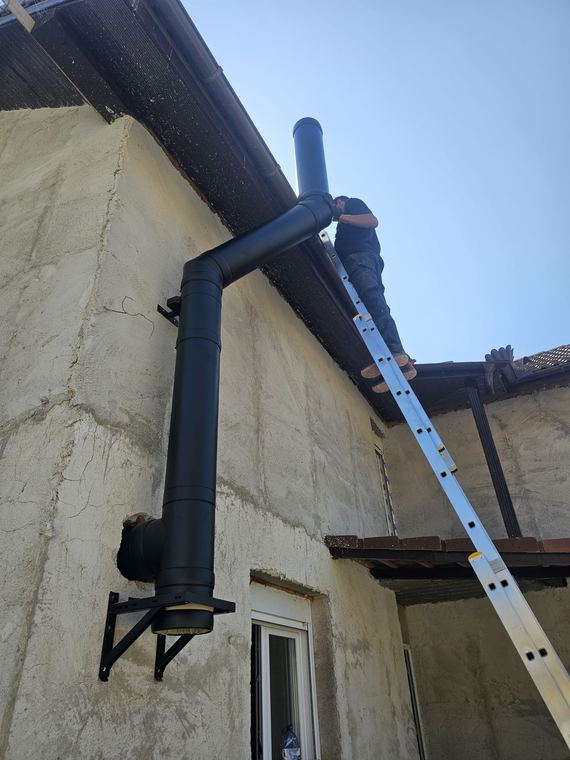 Montaj coș de fum pe frontonul unei case, cu scară de acces