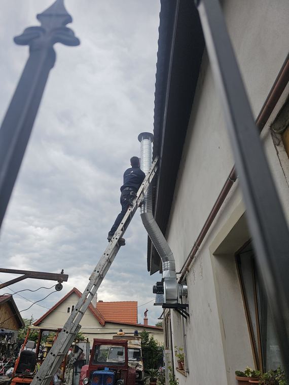 Acces cu nacela la coșul de fum al unei locuințe